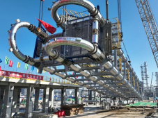 天津南港乙烯项目“日字型”模块化环管反应器吊装成功