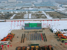 中国石化内蒙古鄂尔多斯市风光融合绿氢示范项目启动开工，全球最大绿氢耦合煤化工项目