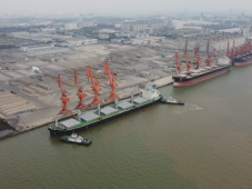 中国天辰工程有限公司顺利接泊中国近十年来纯碱进口最大船舶