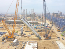 裕龙岛炼化一体化项目2240吨丙烯塔、3200吨履带吊、646吨脱丙烷塔吊装成功