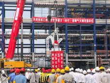 天津南港乙烯项目60英寸裂解气阀一次吊装成功