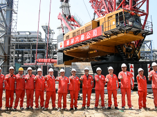 裕龙石化炼油项目2#260万吨/年连续重整装置反再框架模块一顺利吊装就位