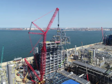 裕龙石化炼油项目2#260万吨/年连续重整装置反再框架成功封顶