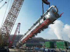 吉林石化年产120万吨乙烯装置乙烯塔安装就位，项目建设进入设备安装阶段