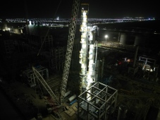 中国天辰承建的新疆新冀能源项目双塔成功吊装就位