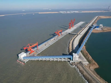 裕龙岛炼化一体化项目配套码头工程验收，EOEG项目EO洗涤塔下段吊装就位