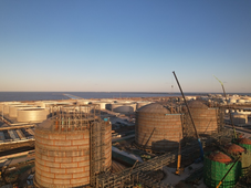 中国化学天辰公司总承包的山东中燃宝港液化烃项目低温罐钢结构模块化安装顺利完成