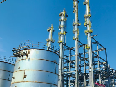 中国化学天辰公司上海华谊绿色甲醇项目四台精馏塔顺利完成吊装