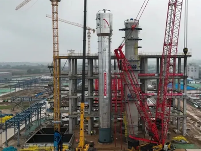 中国化学天辰公司陕西美恩30万吨年电子级双氧水项目首台萃取塔顺利吊装