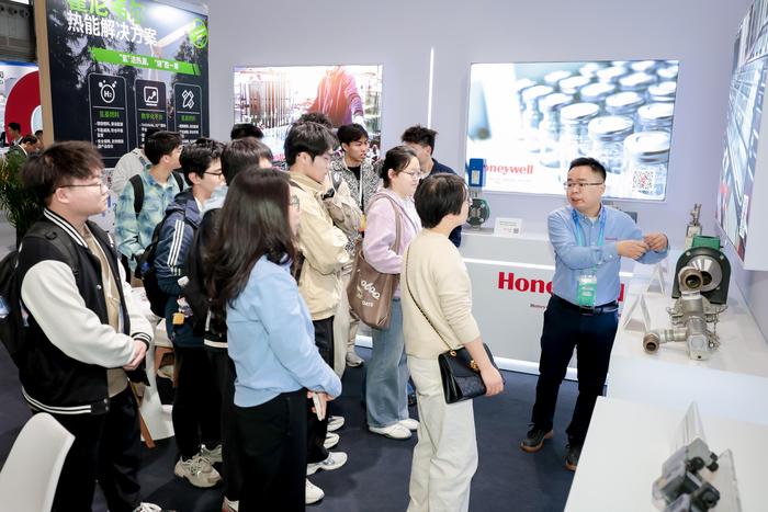 霍尼韦尔展台工作人员现场讲解