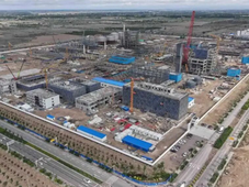大件吊装节点落地！中国化学承建可克达拉180万吨精细化工醋酸塔器就位