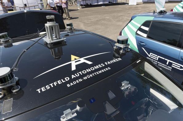 2021_007_ki_baendigt_datenmengen_fuer_automatisiertes_fahren_72dpi.jpg 2021_007_ki_baendigt_datenmengen_fuer_automatisiertes_fahren_72dpi.jpg
