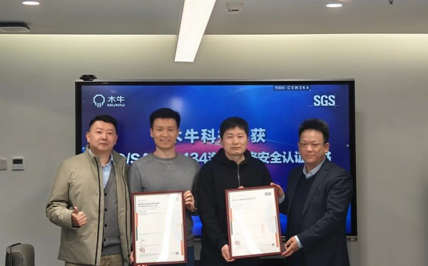 SGS中国区副总裁辛斌（右一）为木牛科技授予SGS全球首张车载毫米波雷达ISO/SAE 21434汽车网络安全管理体系认证证书