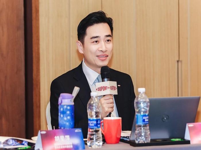 杜邦胶粘剂与刹车液及Multibase™亚太区业务总监何兆刚先生在发布会现场