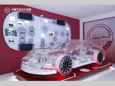 纳芯微亮相2025上海车展，斩获“年度影响力汽车芯片”大奖
