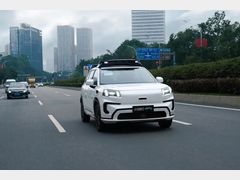 小马智行第七代无人驾驶Robotaxi亮相2025香港车博会