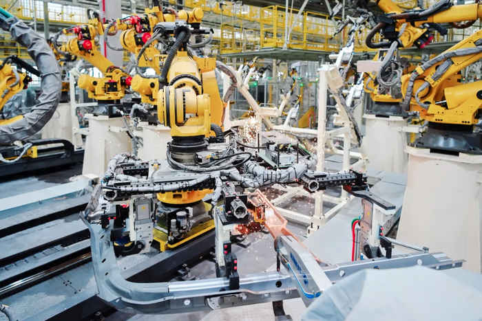 在焊接车间，智能焊接机器人已经完全取代了人工焊接，焊接模式更是从批量化朝个性化演变 (1).JPG