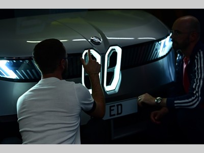 佛瑞亚海拉为全新宝马iX3打造“超感数字融合”标志性前脸