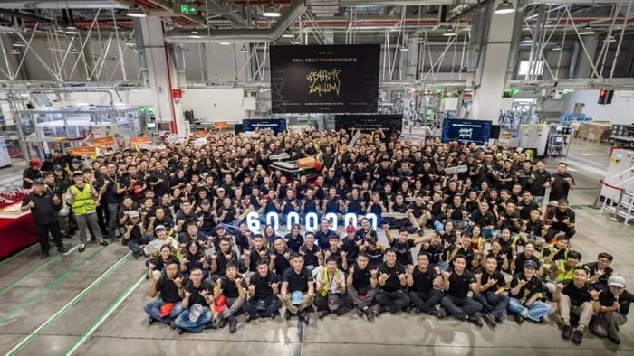 员工庆祝600万电池包