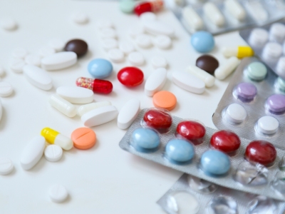近日，国家药监局发布17个新批件，6个药品过评！