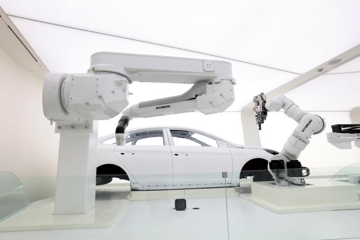 图1 现代机器人的产品广泛应用在中国的汽车及汽车零部件行业，并持续为中国制造业输出着助力