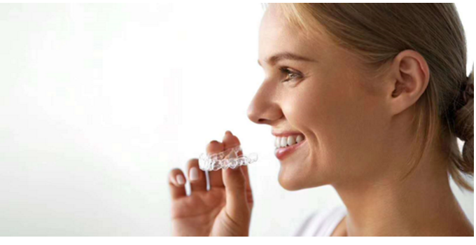 图2 用于正畸的隐形透明牙套更加舒适美观。