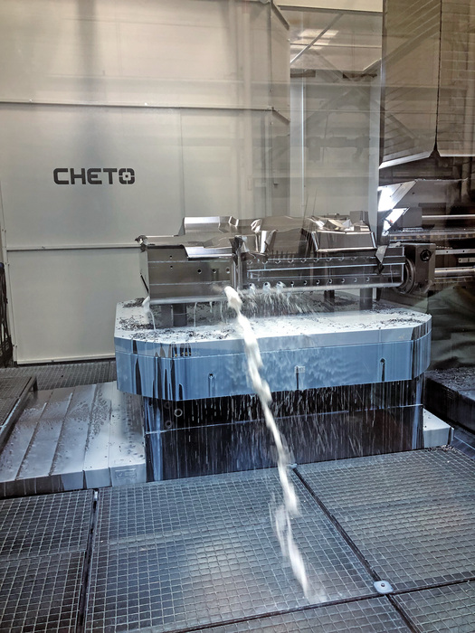 图1 与类似产品相比，尖头可换钻头在大直径钻孔应用中表现出更高的灵活性和成本效益。图中，Allied Machine & Engineering公司生产的导轨式T-A钻头正在以P20模具钢为原材料加工一个汽车模具。在攻丝的同时通过冲水方式确保孔内冷却