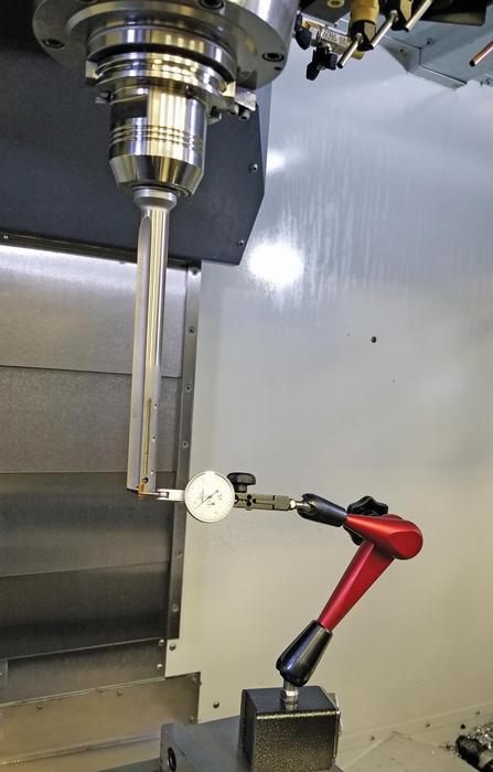 图2 在机器上安装指示器，用于测量钻入深度和偏摆角度，避免出现误差