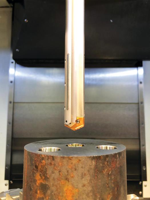 图3 Allied T-A深孔钻的上一层由自导向钻头组成，钻体为碳化物衬垫，以保持工具稳定。图中所示为隐形钻，其特点是具有多个冷却液流道和在刀柄上可径向移动的可调整定位销，缓解所有尖头可换钻头经常会遇到的公差累积问题