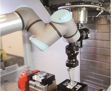 图1 由Robotiq公司生产并安装在Fusion OEM某台CNC机床（共有14台）正在将加工后的部件从一个虎钳转移到另一个虎钳