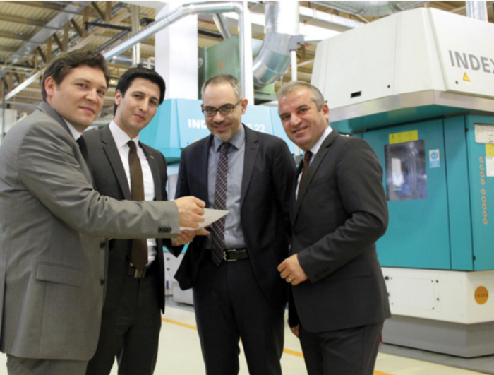 图3 （左起）Cengiz Makina 公司总经理 K.Mert Yilmaz、INDEX 公司亚洲区销售经理 Mert Turan、和 Tandem 公司的两位总经理G.Tankut Koçak 和Ertan Güney 共同探讨复杂零件的加工方法