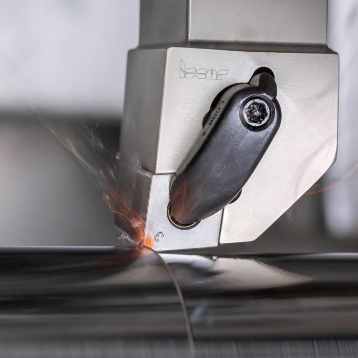 图1. 车削替代磨削：采用钎焊了PCBN刀尖刀片的车刀执行淬硬件的高精度车削。
