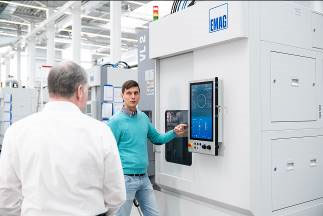 物联网业务发展部门经理Peter Strohm向MAT的生产厂长Klaus Fischer 展示用于控制立式车床的新型EDNA HMI操作面板