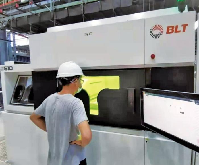图2 工作人员使用BLT-S510打印零件