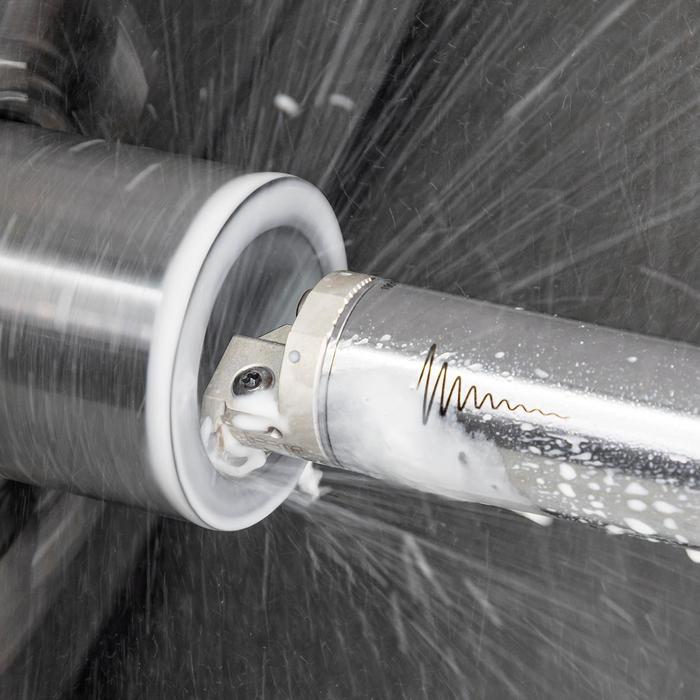 图2 -在镗孔时，使用防振杆可以提高性能并降低功耗。