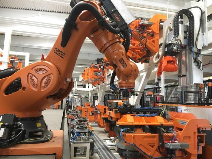 图1 有人可能会认为,这就像在侏罗纪公园观看世界上最强壮的机器人在围栏后面工作一样 图1 有人可能会认为,就像看到机器人在围栏后面工作一样,来自Kuka的KR1000 Tian,正在安全围栏后面工作