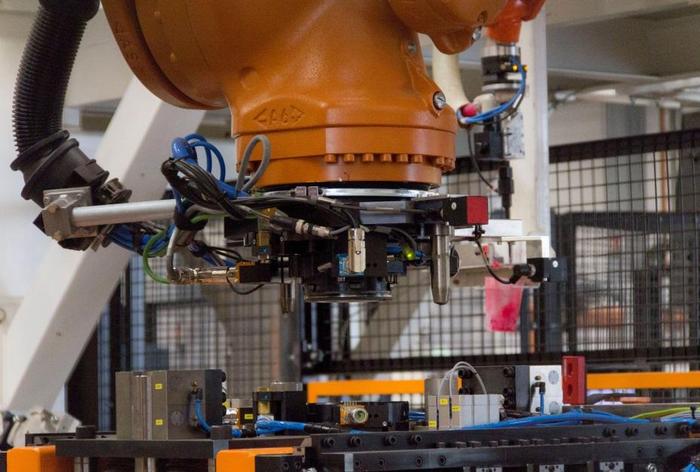 图2 KR 1000Titan机器人单元中使用的各种Zimmer抓手之一,总共17个 图2 KR 1000Titan机器人单元中使用的各种Zimmer抓手之一,总共17个