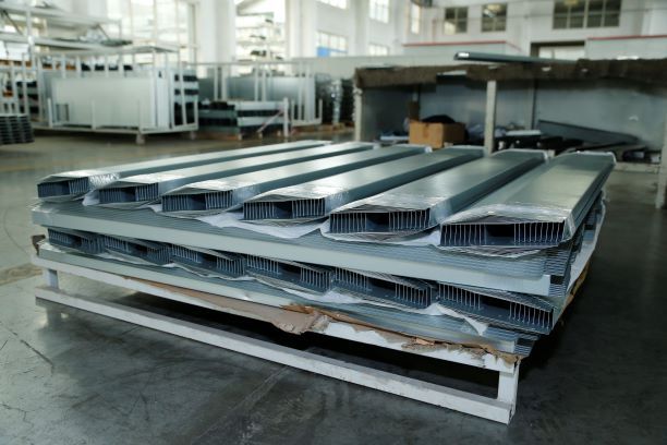 图2 经过纵横各一次的矫平,在短短几分钟内,昶浩泰的不锈钢钣金件的平整度就从原来的2 mm顺利降至要求的0.01 mm 图2 经过纵横各一次的矫平,在短短几分钟内,昶浩泰的不锈钢钣金件的平整度就从原来的2 mm顺利降至要求的0.01 mm