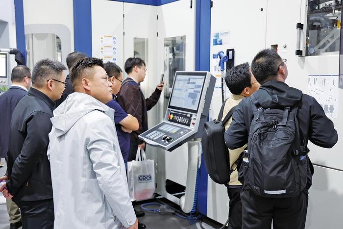 工厂参观_宾客在格劳博中国技术应用中心认真观看试切