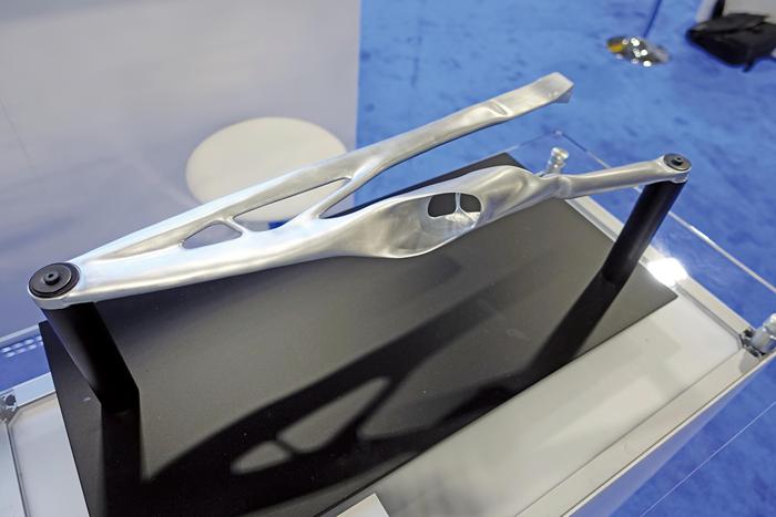 图2  在一个五轴加工中心上生产F1型赛车的叉臂悬挂臂