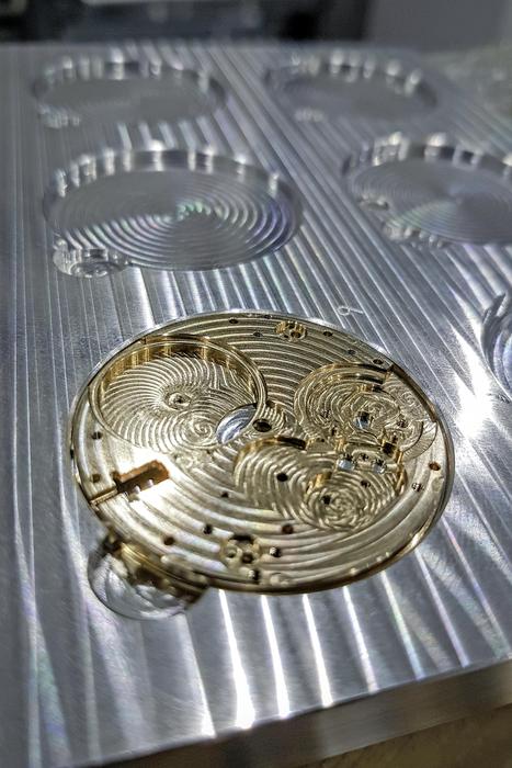 图2 金字塔纳米型五轴加工中心可以加工亚微米精度的零件