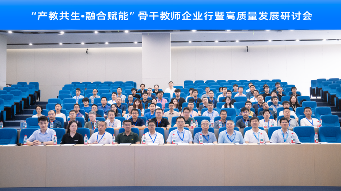 合照 带横幅(压缩).png