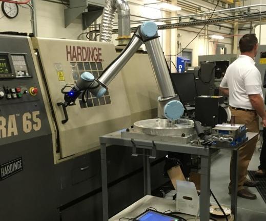 图1 图片中的协作机器人拍摄于去年年底在俄亥俄州辛辛那提TechSolve公司所举办的机器人技术活动。这里的协作机器人不仅可以装卸机床，还可以关门并按下循环启动按钮