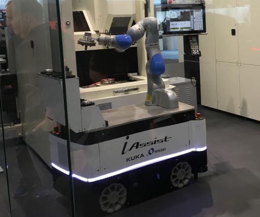 图2 自动导向车（AGVs）的精度和性能的提升使其成为协作机器人的有效平台。这个移动协作机器人是在德国最近的汉诺威欧洲机床展（EMO）所拍摄的