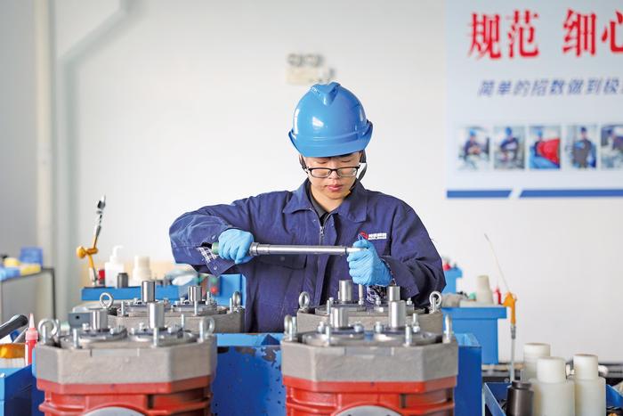 工作人员进行机体装配 工作人员进行机体装配