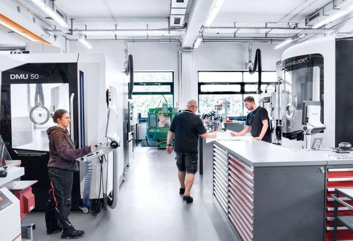 马克斯·普朗克研究院信赖DMG MORI的5轴加工中心精度,用其加工精密光学仪器的零件。这里不仅有DMU 40铣削加工中心,还有DMU 50和DMU 65 monoBLOCK铣削加工中心。 拷贝