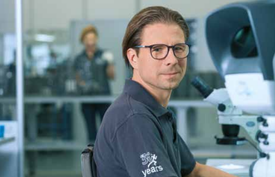 Eric Knipprath 认真检查切削刀片和涂层质量