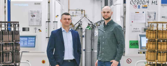 CTO Dariusz Ptaszkiewicz (左)和PVD工程师Arkadiusz Urbanowicz (右)在 FANAR