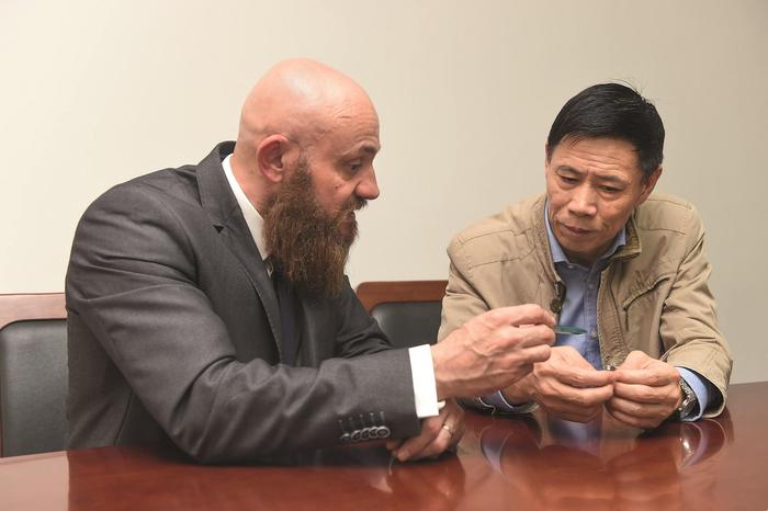 图1 宝美市场部经理Stphane Violante专访上海手术器械厂第三制造部部长姚锦华