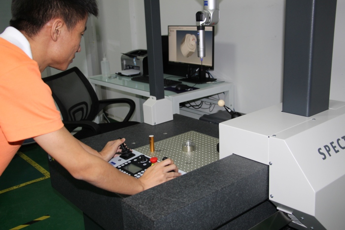 图1 深圳安培龙决定采购一台高精度三坐标测量仪，正在与蔡司的工作人员交流探讨